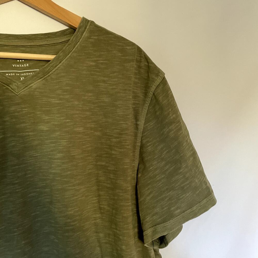 Banana Republic olive green vintage v-neck men's size XL t-shirt cotton top - Picture 2 of 6